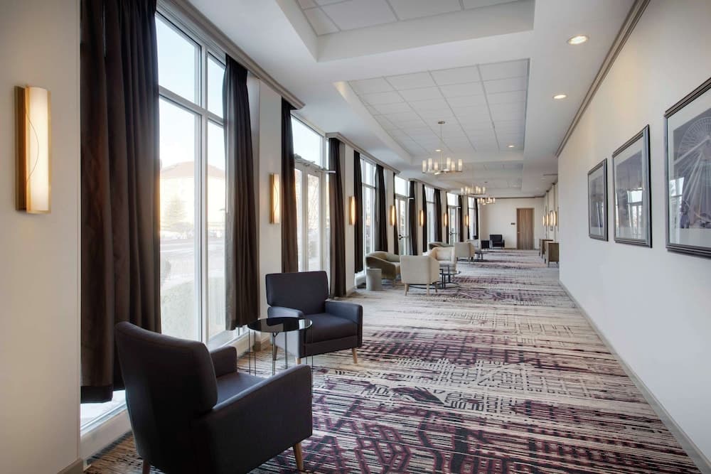 DoubleTree by Hilton Chicago Midway Airport interior in Chicago, IL — gallery photo 2