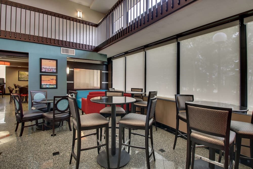 Heritage Inn & Suites The Woodlands, Trademark by Wyndham gallery photo in The Woodlands, TX — image 36