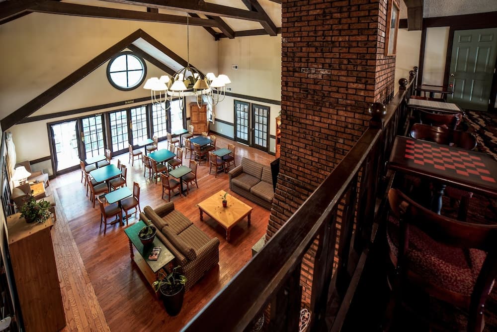 Spring House Inn interior in Chesterton, IN — gallery photo 2