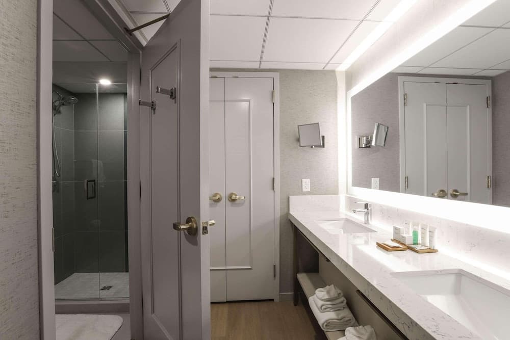 Radisson Plaza Hotel at Kalamazoo Center gallery photo in Kalamazoo, MI — image 17