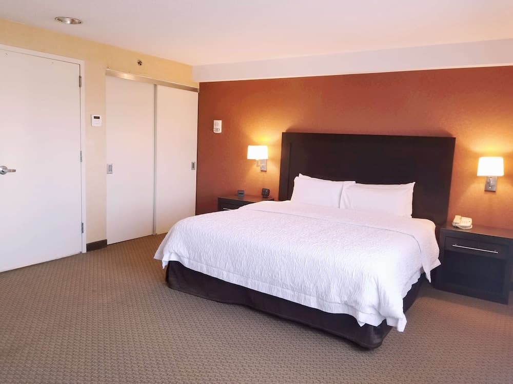 Hampton Inn & Suites Boston Crosstown Center interior in Boston, MA — gallery photo 2