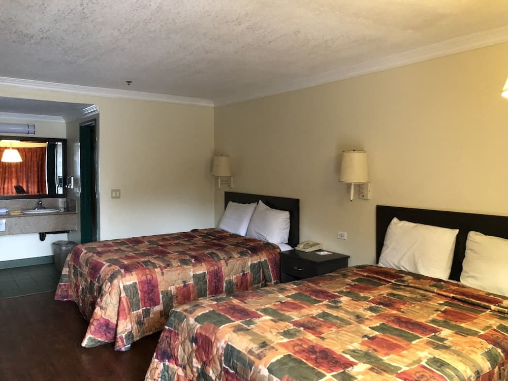 Travelers Inn interior in Lawndale, CA — gallery photo 2