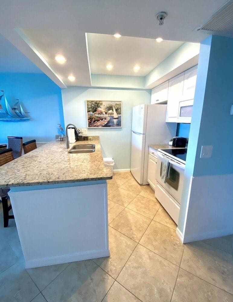402 On Hutchinson Island interior in Jensen Beach, FL — gallery photo 2