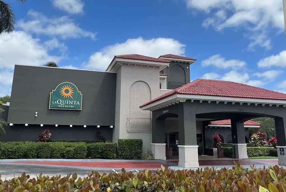 La Quinta Inn & Suites by Wyndham Ft Lauderdale Cypress Cr featured exterior or lobby in Fort Lauderdale, FL — similar hotel