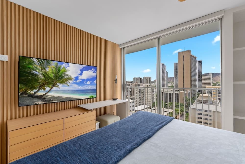 Newly Innovated Oceanview Beach Condo - Sauna Pool interior in Honolulu, HI — gallery photo 2