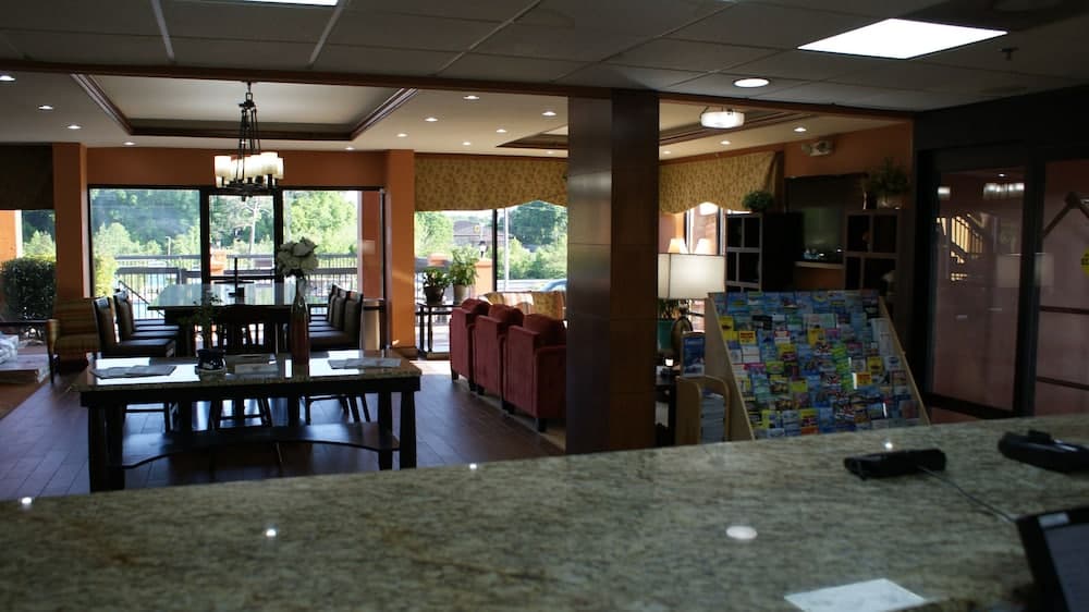 HomeTown Inn & Suites interior in Crestview, FL — gallery photo 2