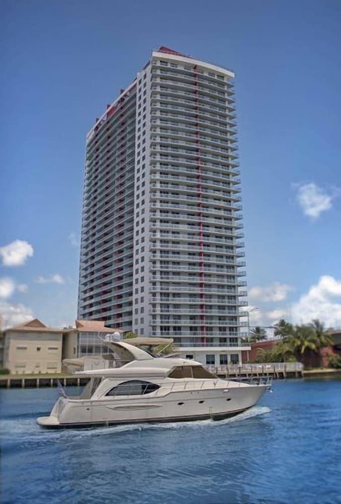 Stunning Ocean & Bay View Residence 1 Bed 1 Bath @ Beachwalk — hotel in Hallandale Beach, Florida