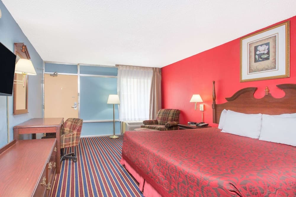 Days Inn by Wyndham Albany interior in Albany, GA — gallery photo 2