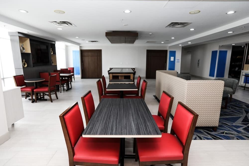 Holiday Inn Express : Hillsboro I-35 by IHG interior in Hillsboro, TX — gallery photo 2