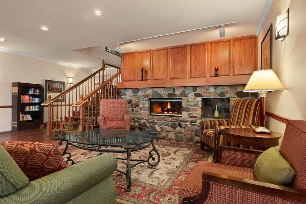 Country Inn & Suites by Radisson, Stevens Point, WI interior in Stevens Point, WI — gallery photo 2