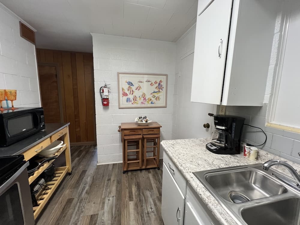 Budget friendly queen studio with full kitchen, two queen beds and sleeper sofa by RedAwning property views in Mount Ida, AR — gallery photo 3