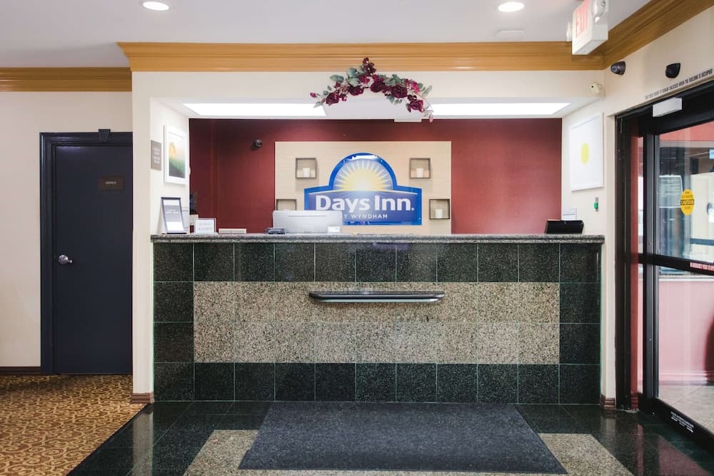 Days Inn by Wyndham Rosenberg interior in Rosenberg, TX — gallery photo 2