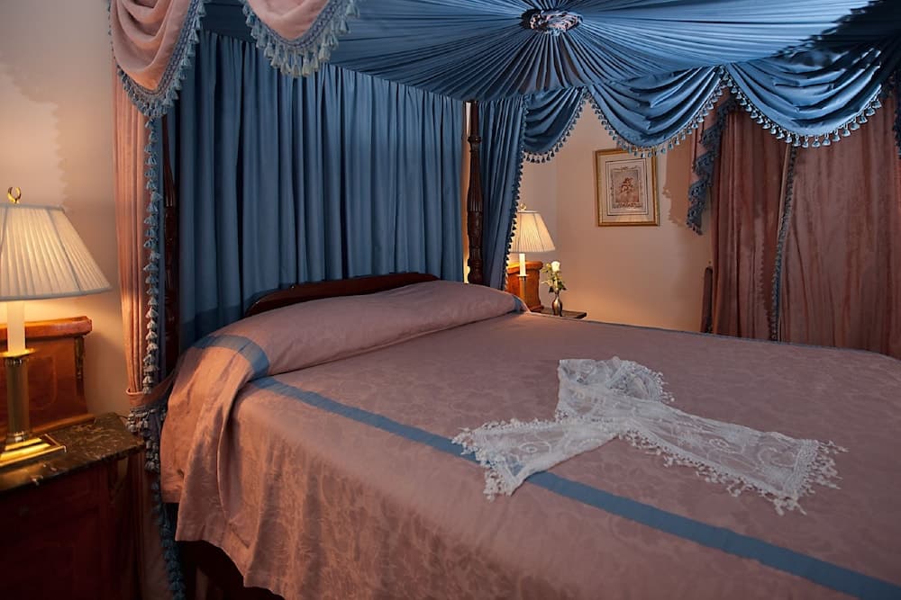 Monmouth Historic Inns and Gardens interior in Natchez, MS — gallery photo 2