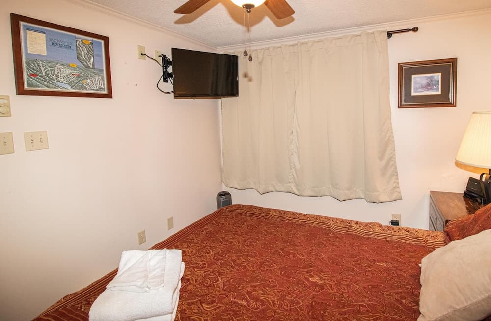 Mountaintop Condos interior in Snowshoe — gallery photo 2