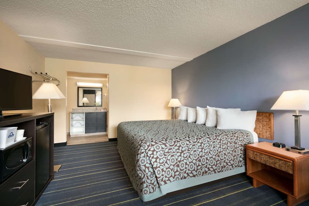 Days Inn by Wyndham Clearwater/Gulf to Bay interior in Clearwater, FL — gallery photo 2