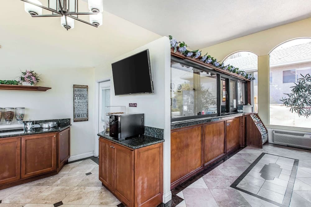 Rodeway Inn & Suites Canyon Lake-Menifee West property views in Menifee, CA — gallery photo 3