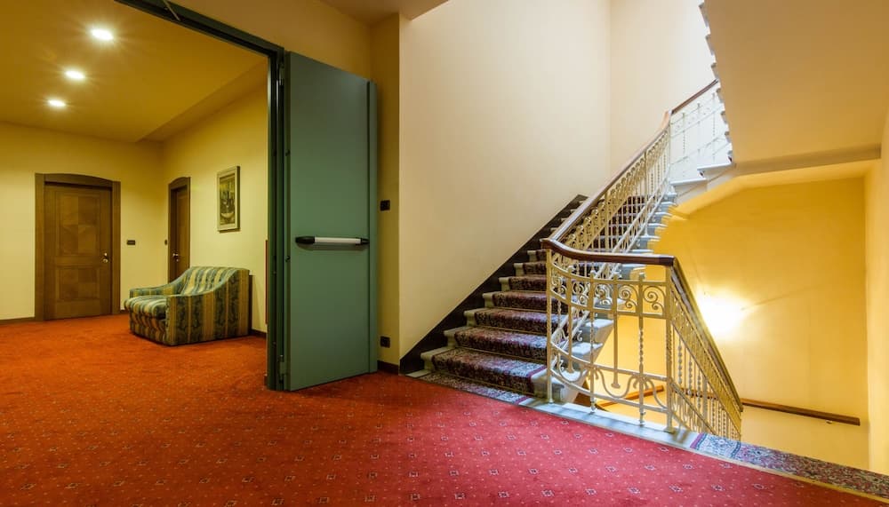 Econo Lodge Daytona Beach - Speedway interior in Daytona Beach, FL — gallery photo 2