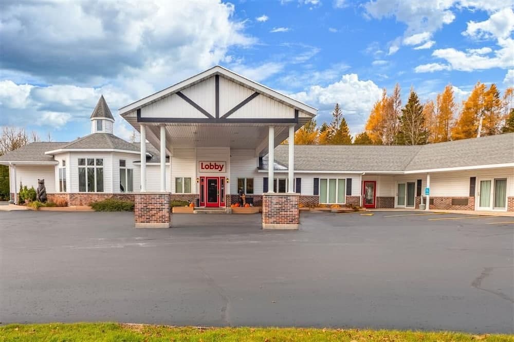 Econo Lodge Lakeshore interior in Manistique, MI — gallery photo 2