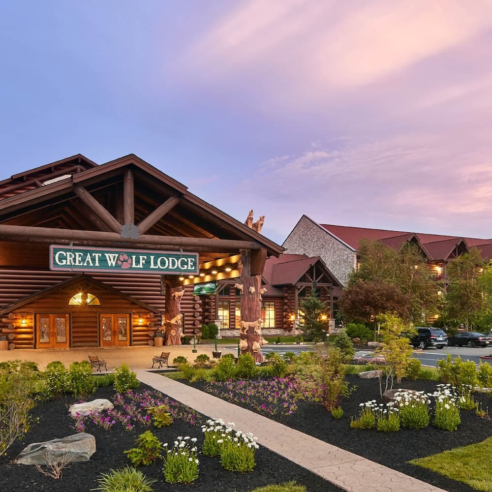 Great Wolf Lodge Pocono Mountains, PA featured exterior or lobby in Scotrun — similar hotel