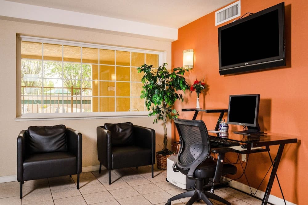 Quality Inn & Suites Lathrop - South Stockton interior in Lathrop, CA — gallery photo 2