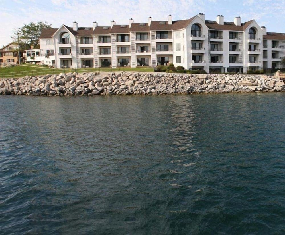 Edgewater Inn- Charlevoix featured exterior or lobby in Charlevoix, MI — similar hotel