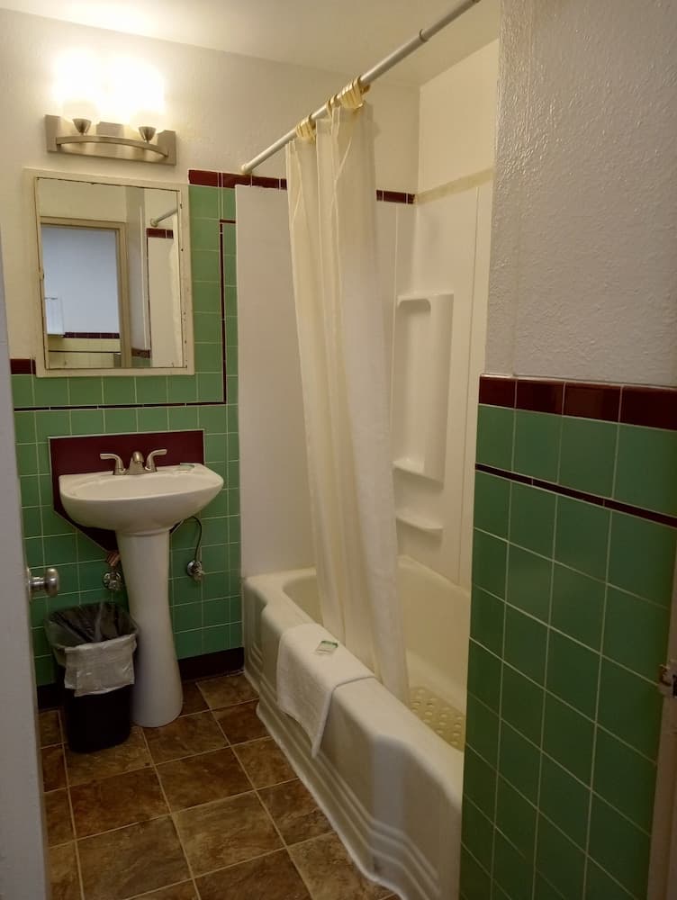 Motel Express gallery photo in Everett, WA — image 4
