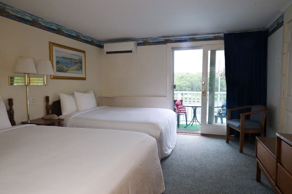 Green Harbor Waterfront Lodging interior in East Falmouth, MA — gallery photo 2