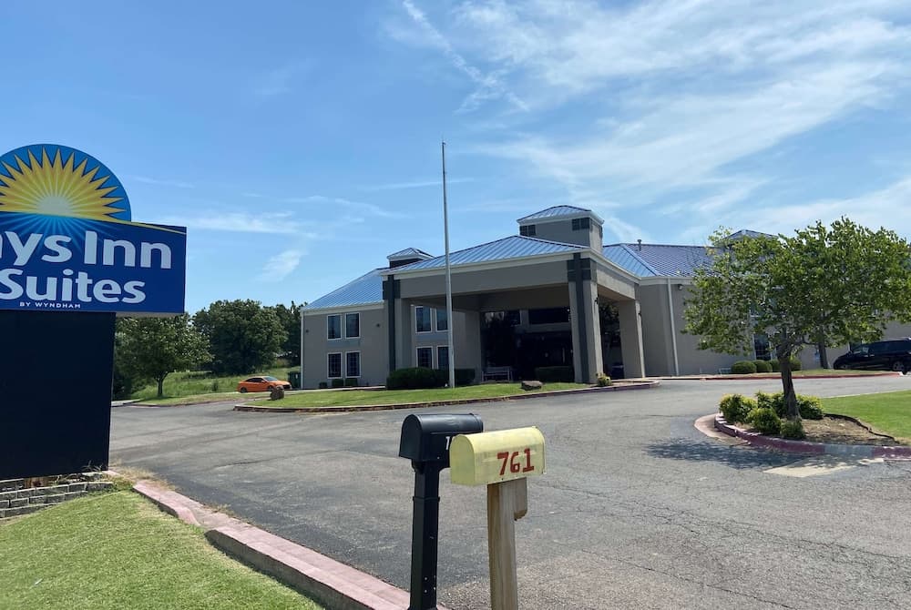Days Inn & Suites by Wyndham Tahlequah — hotel in Tahlequah, Oklahoma