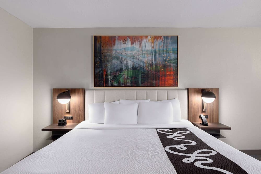 La Quinta Inn & Suites by Wyndham Knoxville Papermill featured exterior or lobby in Knoxville, TN — similar hotel