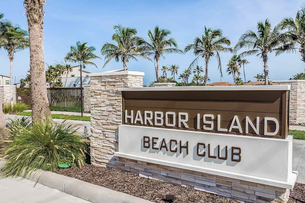 Harbor Island Beach Club by Villatel interior in Melbourne Beach, FL — gallery photo 2