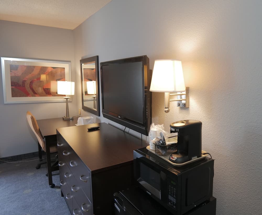 Baymont by Wyndham Flint Airport North gallery photo in Flint, MI — image 39