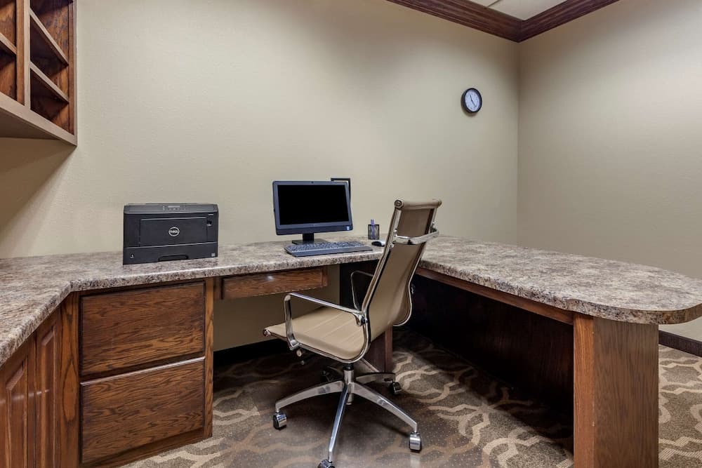 Comfort Suites Oshkosh West gallery photo in Oshkosh, WI — image 11