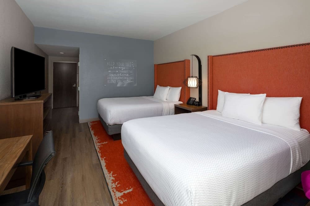 La Quinta Inn & Suites by Wyndham Perry interior in Perry, GA — gallery photo 2