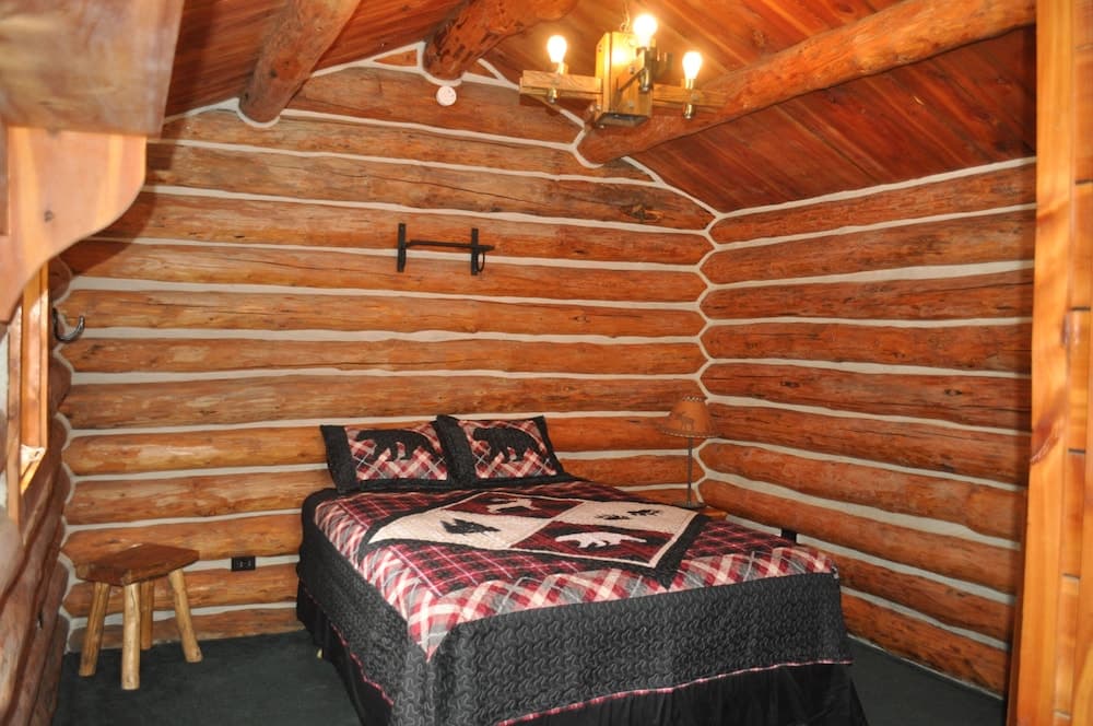 Crooked Creek property views in Dubois, WY — gallery photo 3