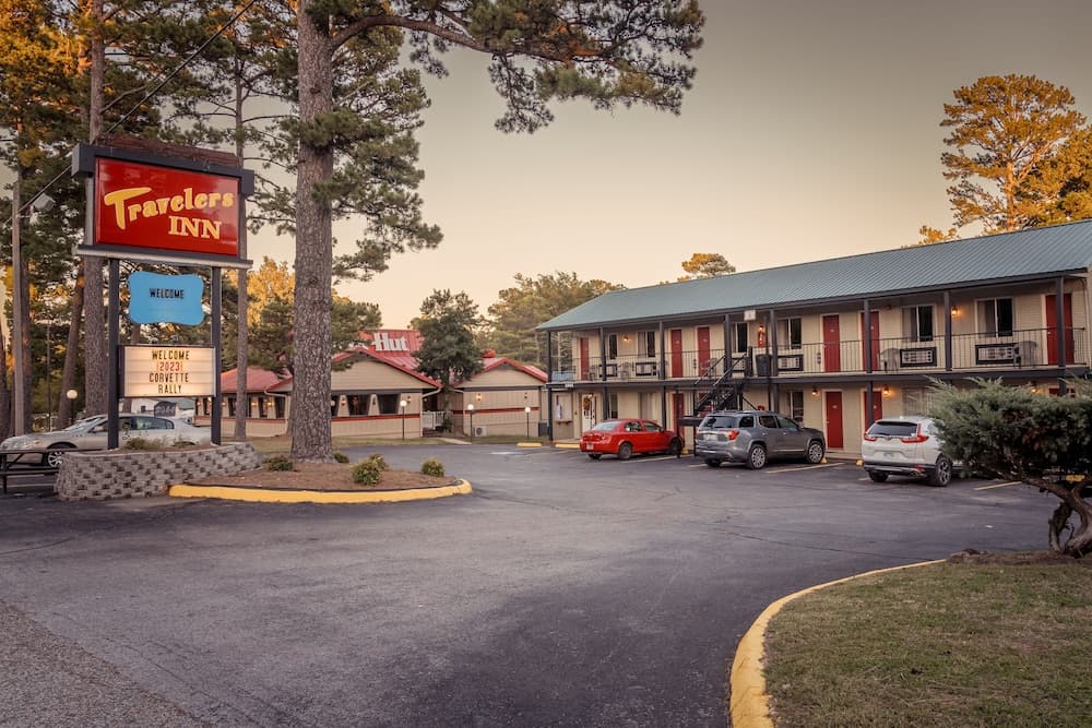 Travelers Inn interior in Eureka Springs, AR — gallery photo 2