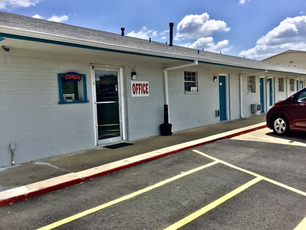 Lakeside inn featured exterior or lobby in Eufaula, OK — similar hotel