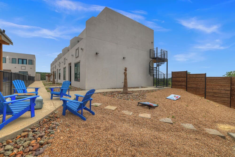 The Bentley Hotel - Bill Murray Room - Pool View — hotel in Johnson City, Texas