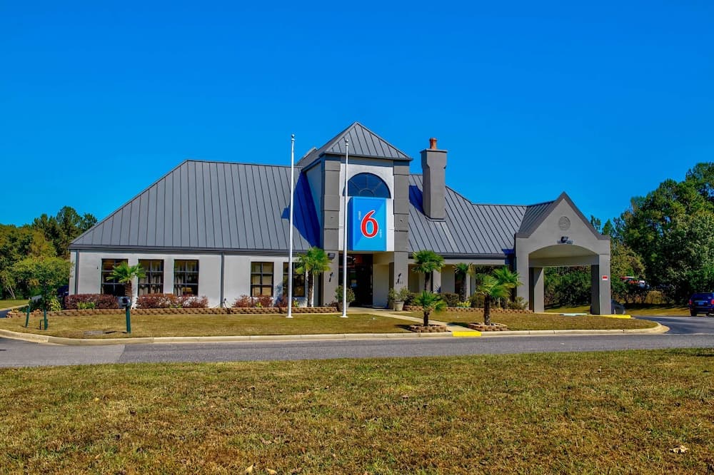 Studio 6 Extended Stay - Birmingham, AL - Medical Center featured exterior or lobby in Birmingham, AL — similar hotel