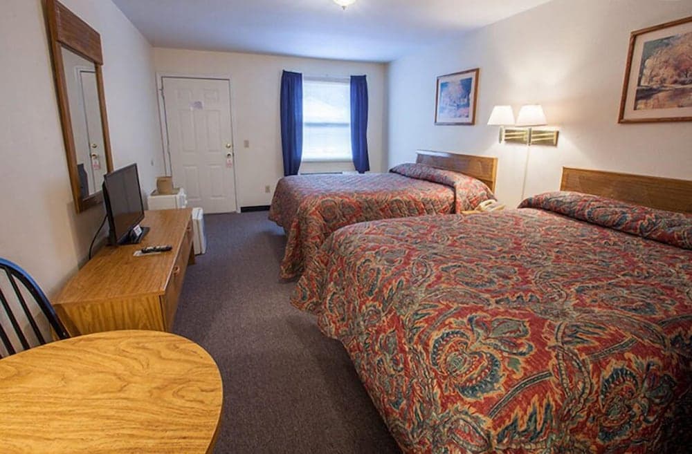 Maggie Valley Creekside Lodge interior in Maggie Valley, NC — gallery photo 2