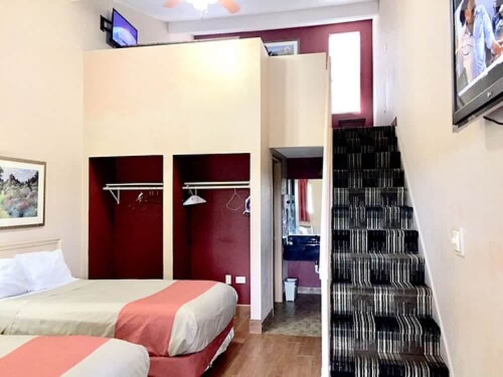 Red Carpet Inn Great Lakes property views in North Chicago, IL — gallery photo 3
