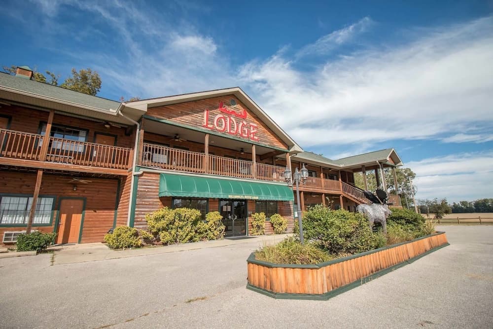 Bullwinkles Rustic Lodge featured exterior or lobby in Poplar Bluff, MO — similar hotel