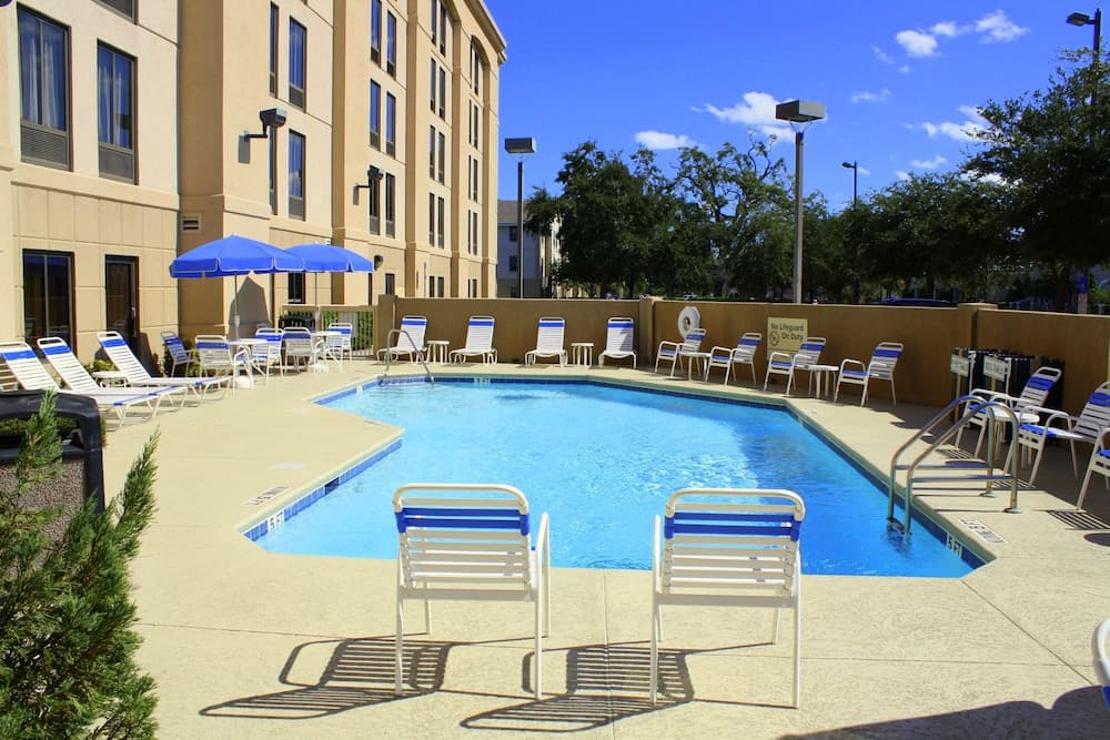 Hampton Inn Jacksonville-Downtown-I-95 featured exterior or lobby in Jacksonville, FL — similar hotel