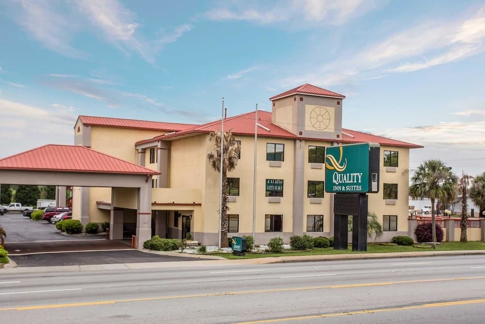 Quality Inn & Suites Ft. Jackson Maingate featured exterior or lobby in Columbia, SC — similar hotel