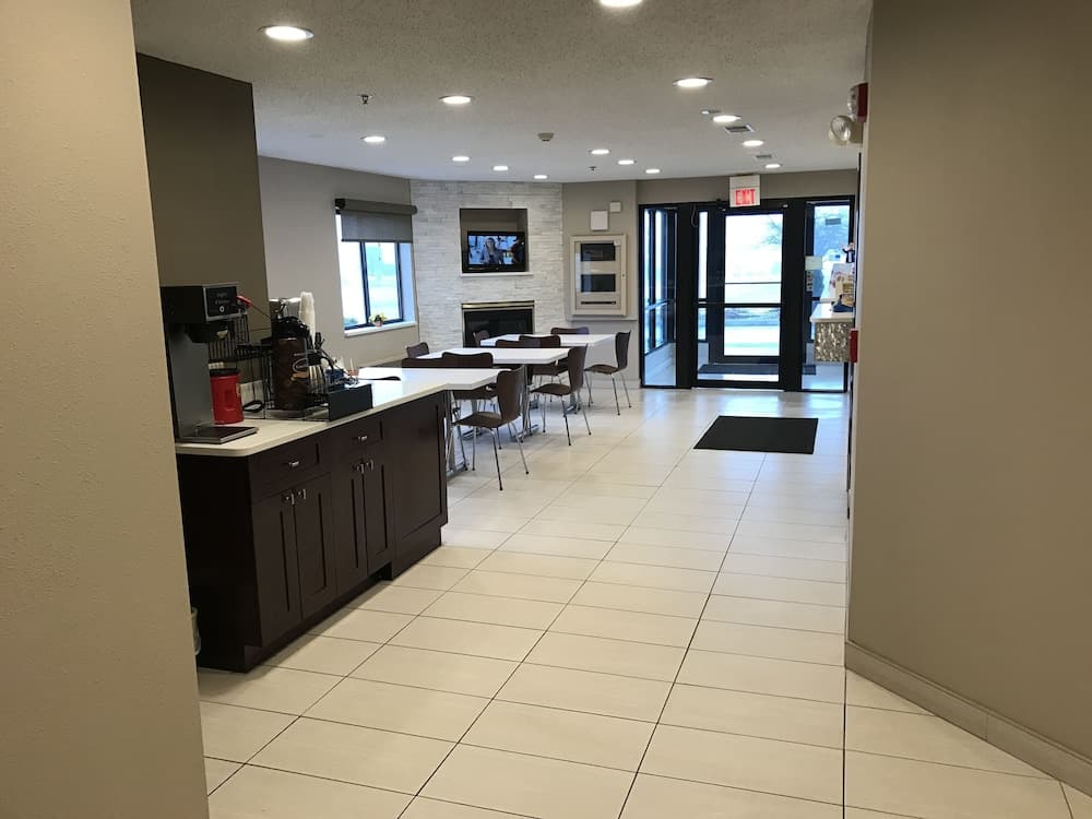 Super 8 by Wyndham Monee property views in Monee, IL — gallery photo 3