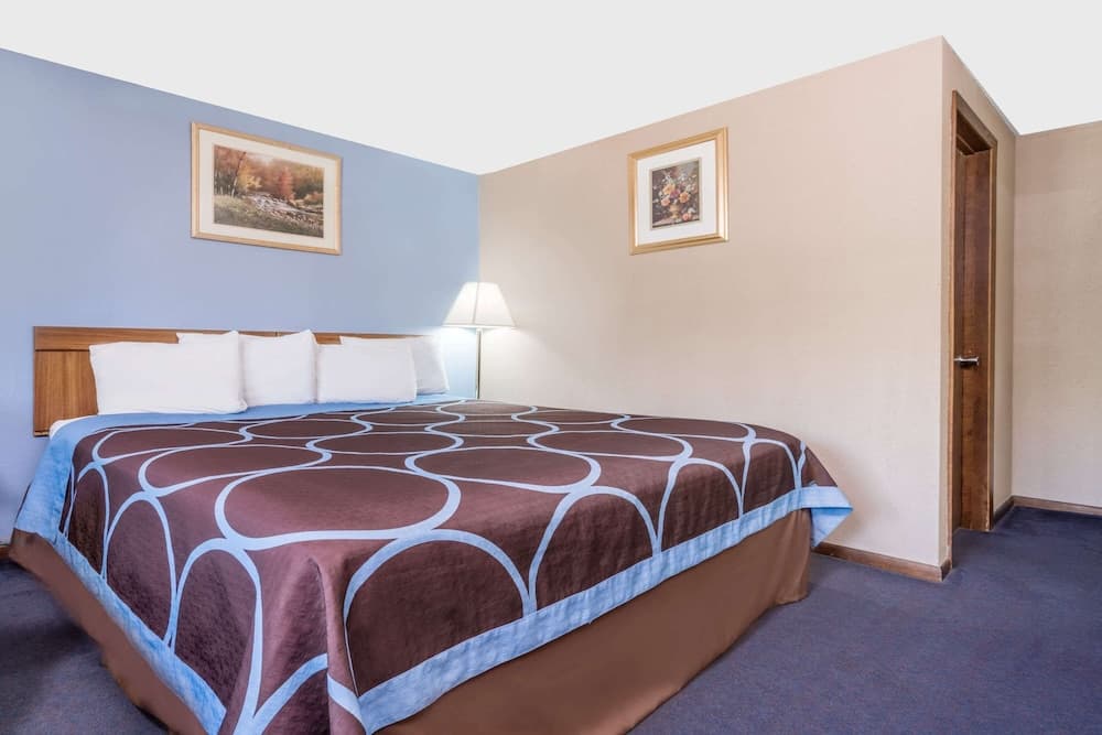Super 8 by Wyndham Mankato interior in Mankato, MN — gallery photo 2