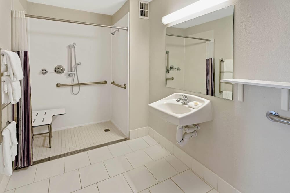Travelodge by Wyndham Phoenix North property views in Phoenix, AZ — gallery photo 3
