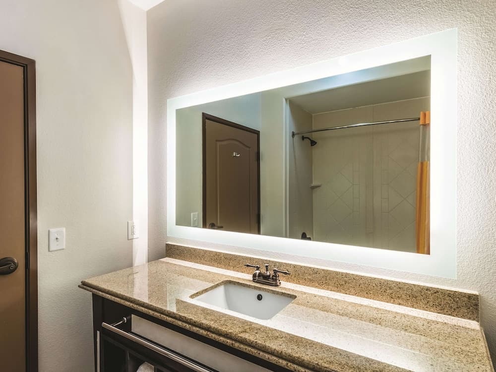 La Quinta Inn & Suites by Wyndham Dallas Grand Prairie South gallery photo in Grand Prairie, TX — image 6