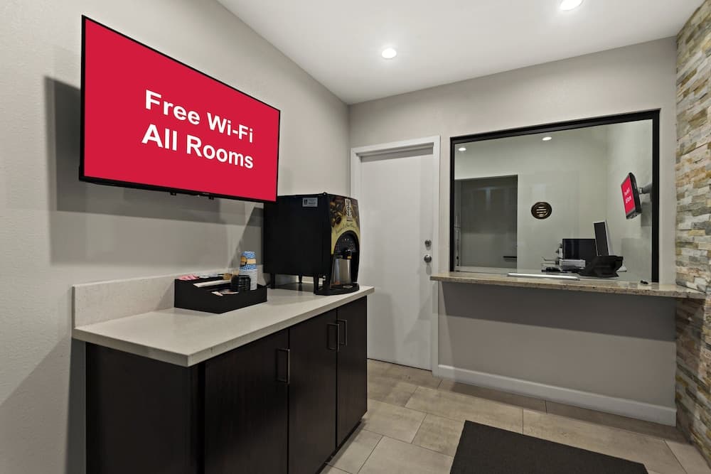 Red Roof Inn Carson - Wilmington property views in Wilmington — gallery photo 3