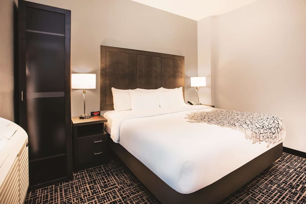 La Quinta Inn & Suites by Wyndham Baltimore Downtown interior in Baltimore, MD — gallery photo 2