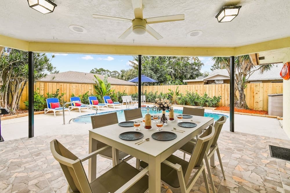 Luxury Sleeps 12 Kings Pool 2 Hot Tubs property views in Palm Beach Gardens, FL — gallery photo 3